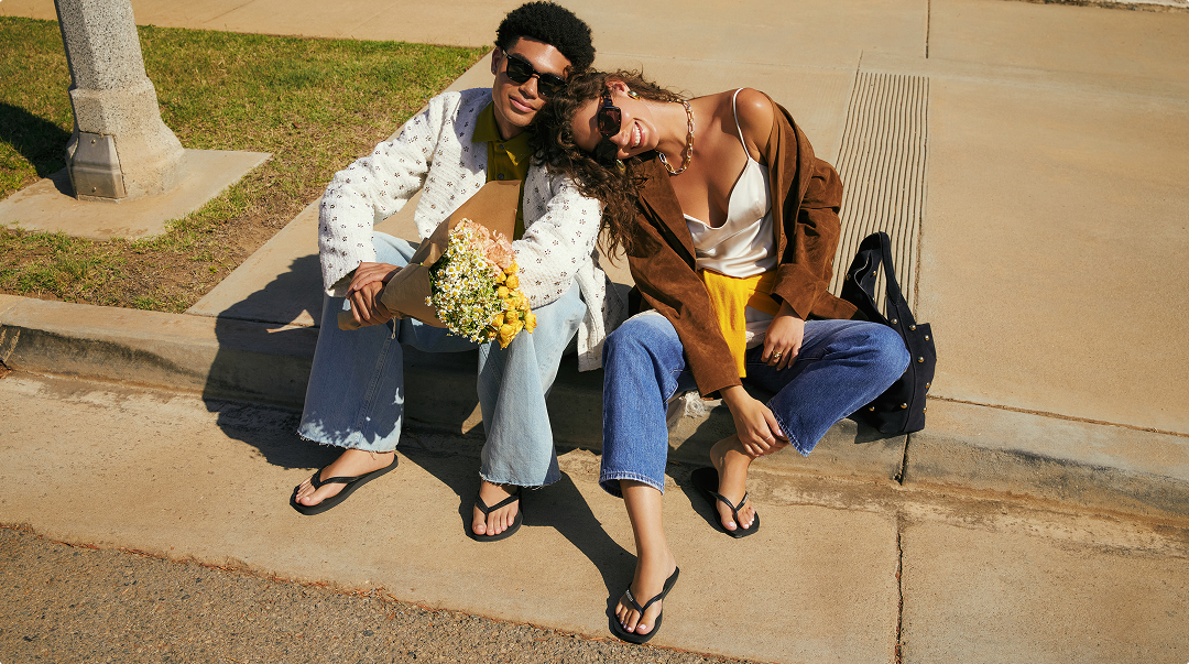 A men wearing the top in black